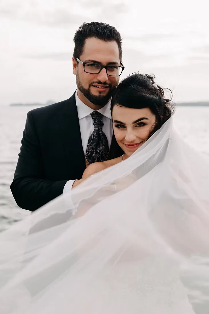 Brautpaar unter einem Schleier bei einer Hochzeit am Gardasee