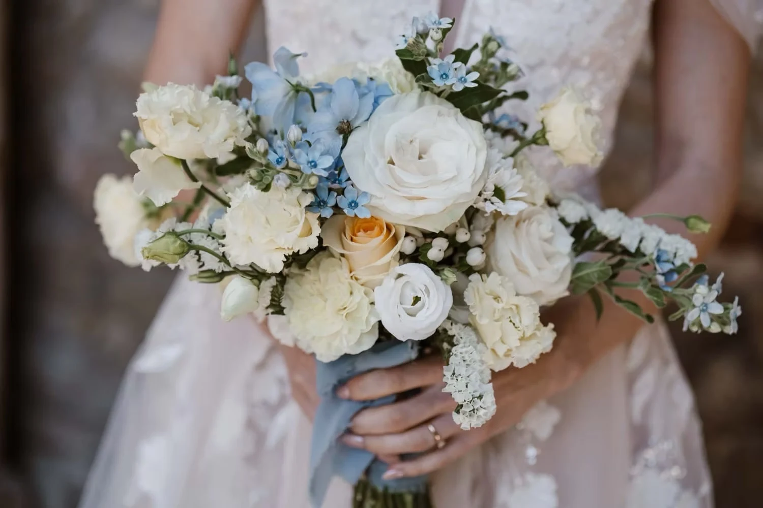 Brautstrauß mit weißen und hellblauen Blumen für eine Hochzeit am Gardasee