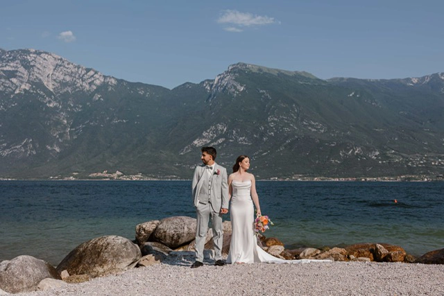 Lena und Yasin bei ihrer Hochzeit am Gardasee mit See und Bergen im Hintergrund