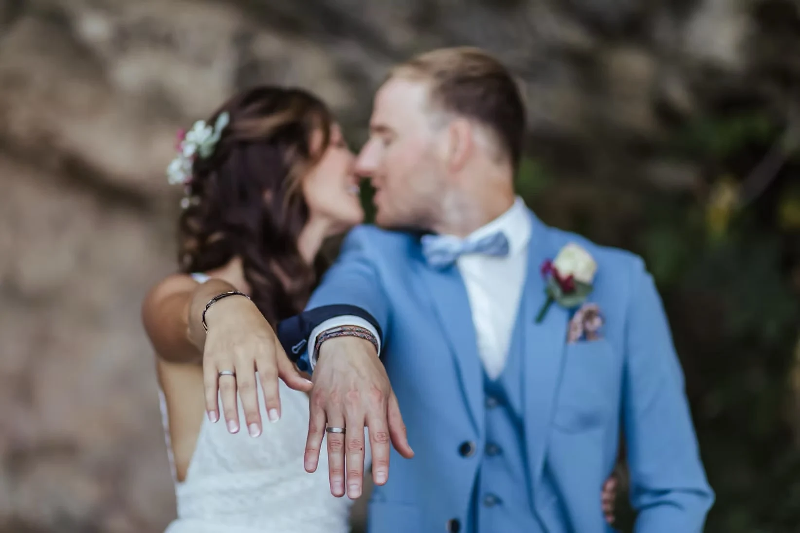 Brautpaar zeigt nach der Hochzeit seine Eheringe