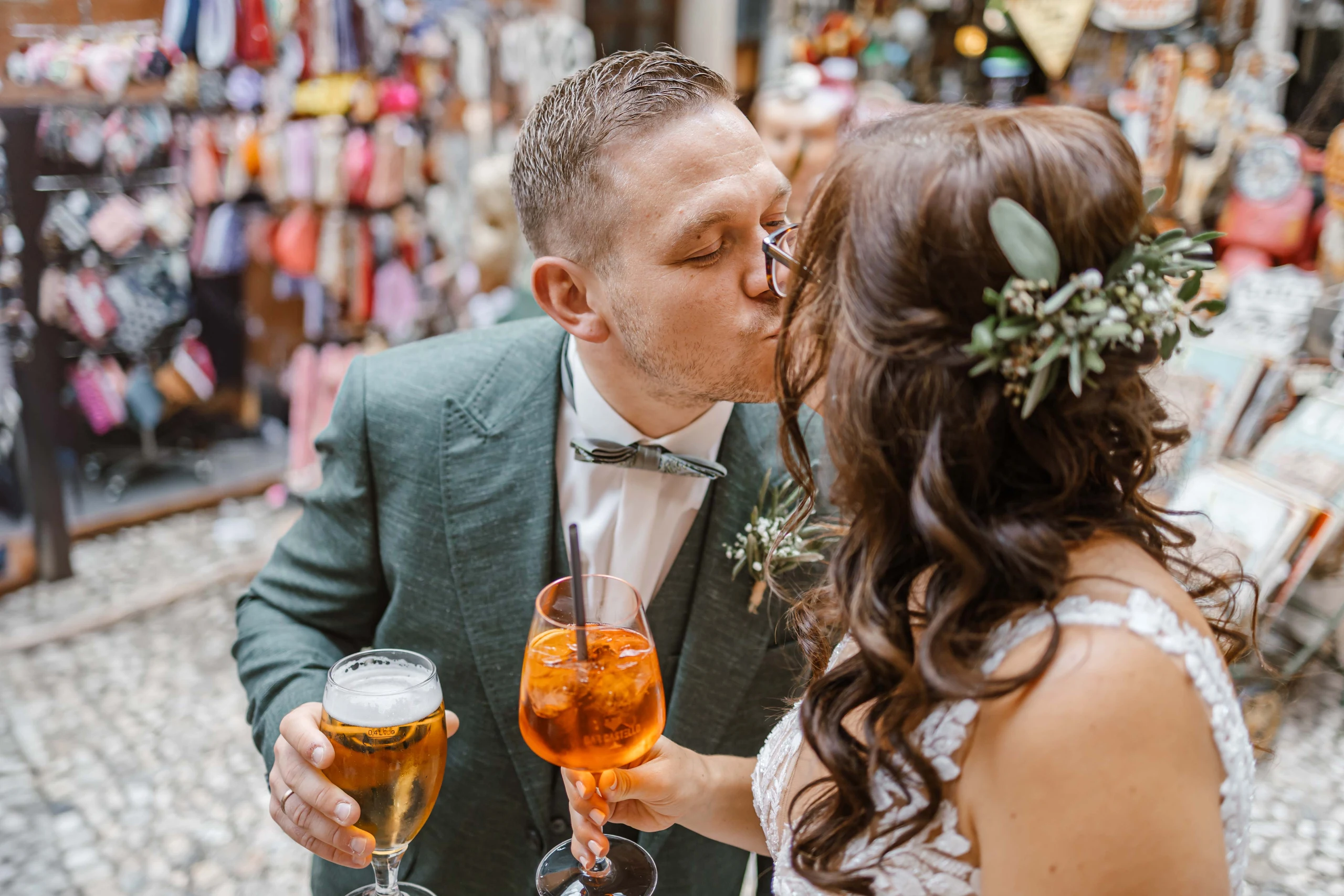 Brautpaar genießt einen Aperol-Moment in einer Altstadtgasse am Gardasee