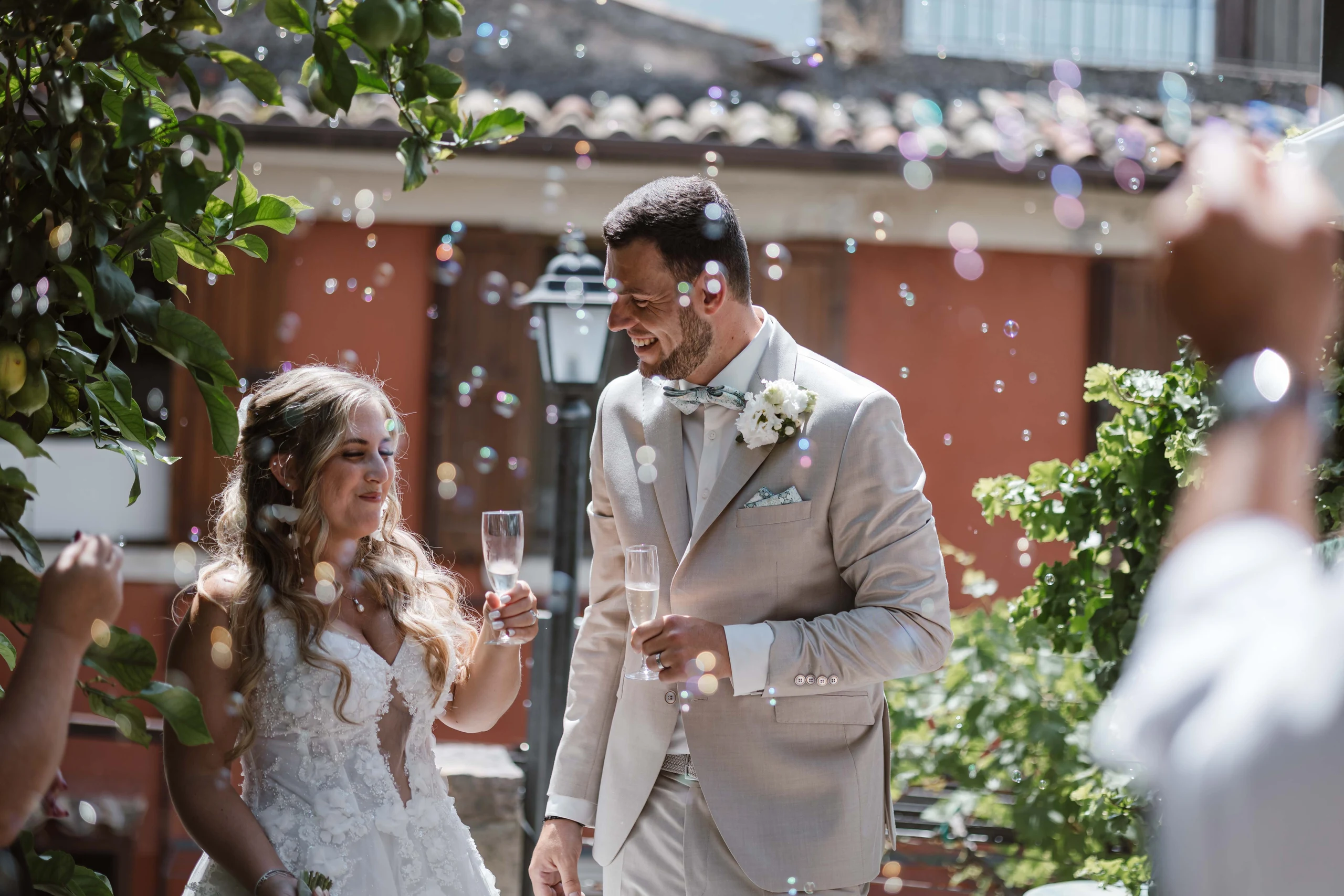 Brautpaar zwischen Seifenblasen bei einer Hochzeit am Gardasee