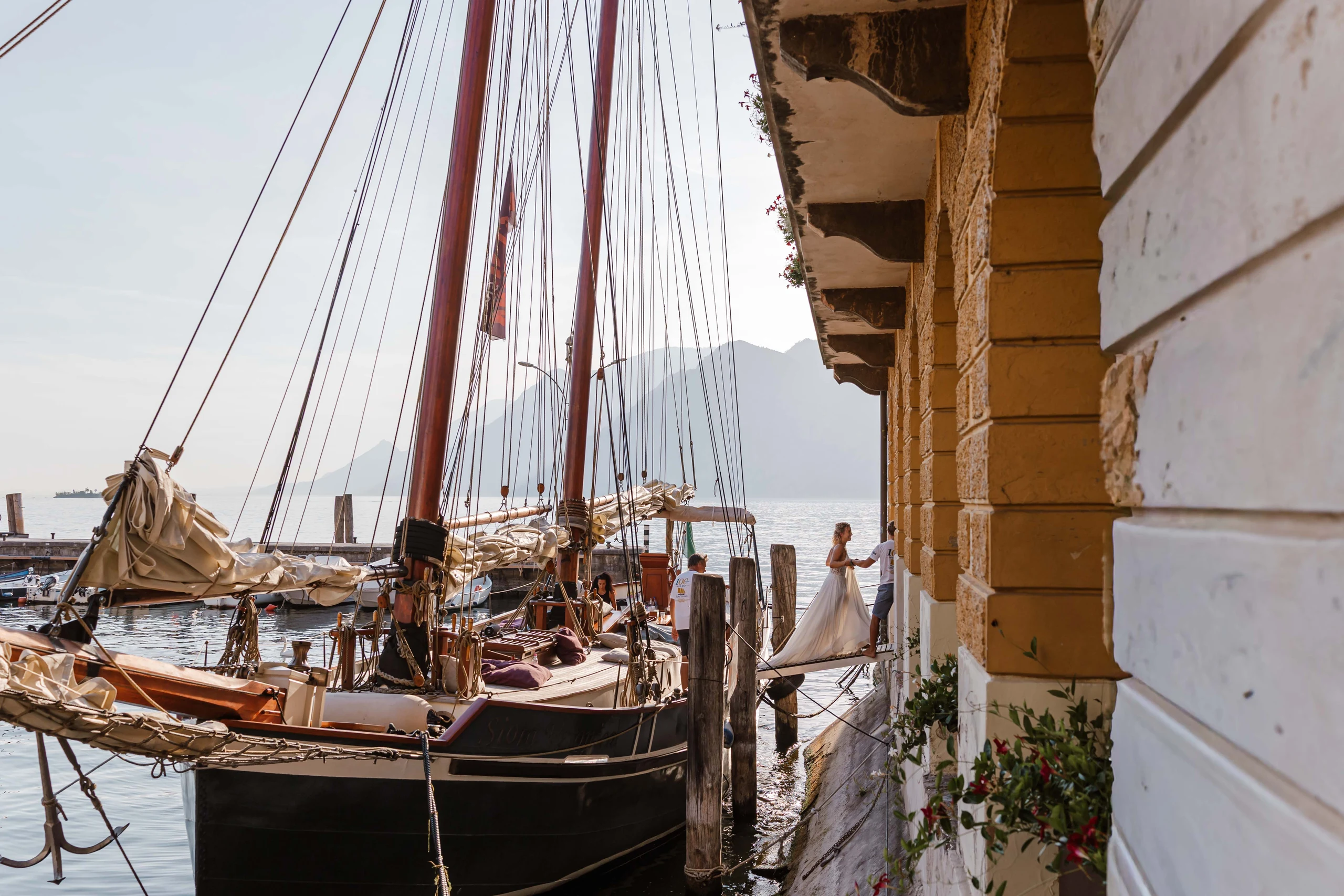 Segelboot vor einer historischen Uferkulisse am Gardasee