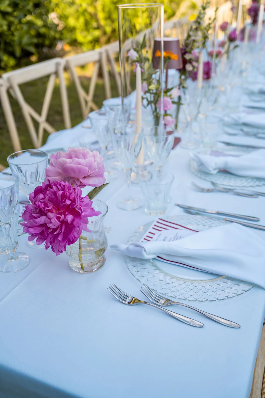 Festlich gedeckter Hochzeitstisch mit Blumen am Gardasee