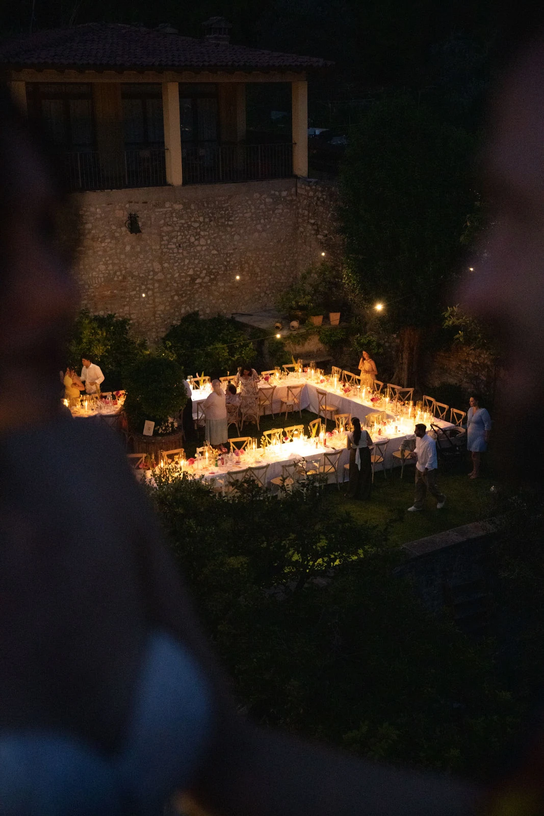 Stimmungsvoll beleuchtete Dinnerlocation am Gardasee bei Nacht