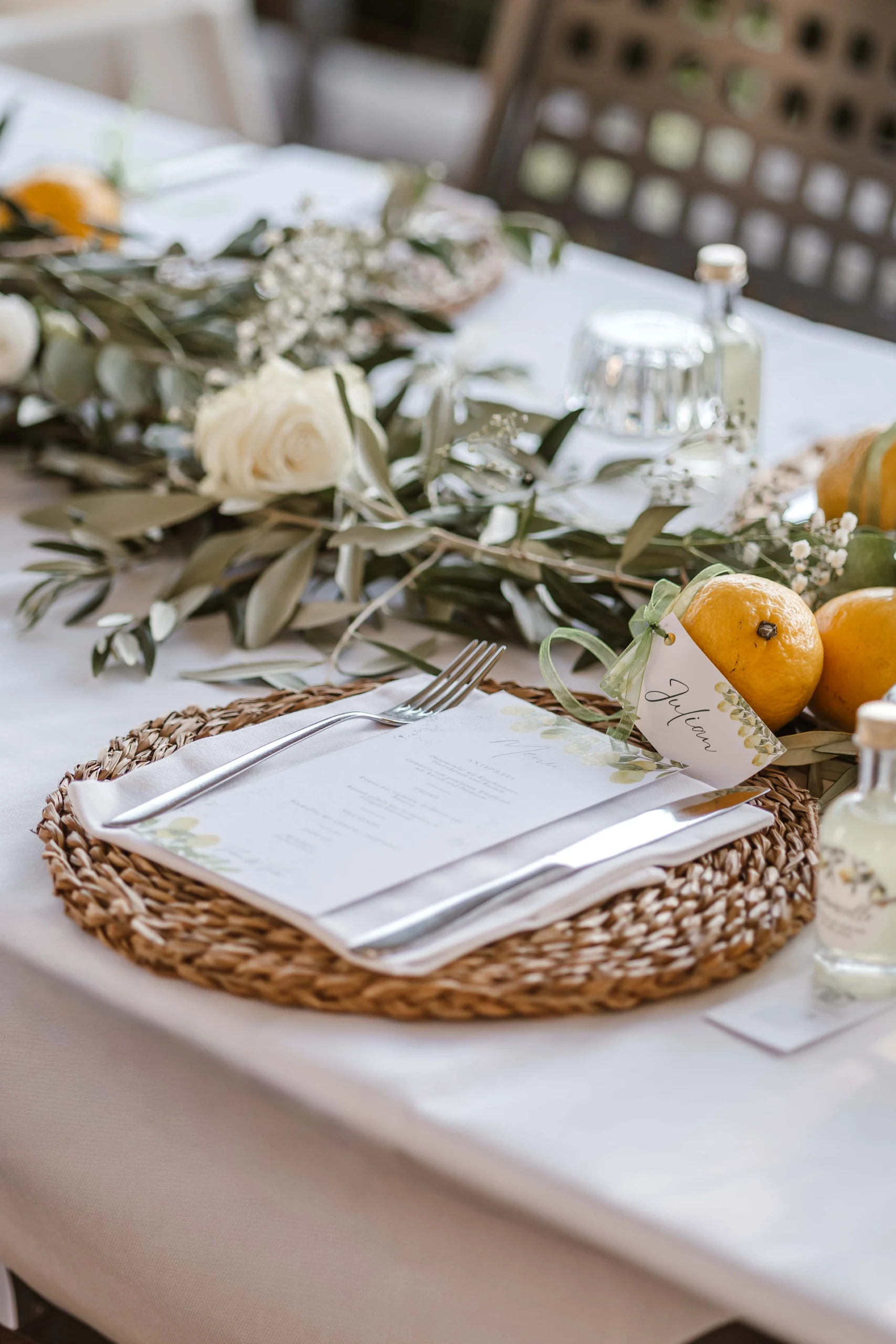 Hochzeitsdinner am Gardasee mit mediterraner Tischdekoration und Zitronen