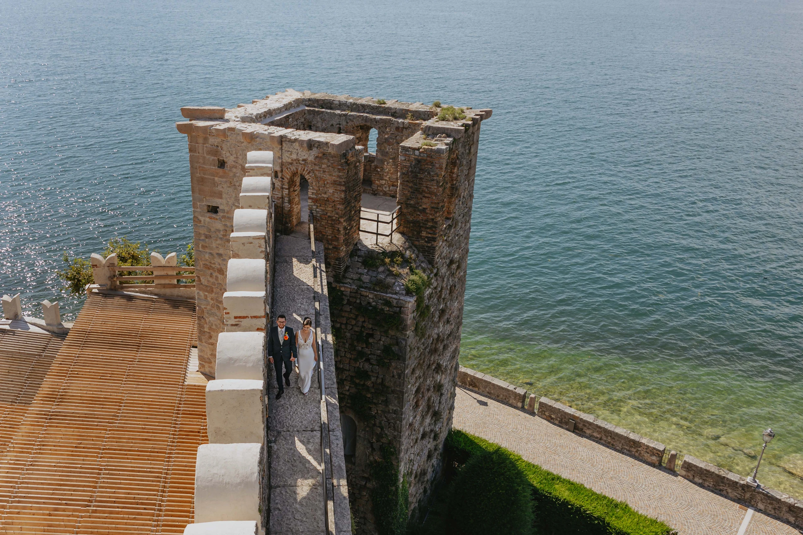 Historischer Burgturm direkt über dem Gardasee mit weitem Blick auf das Wasser