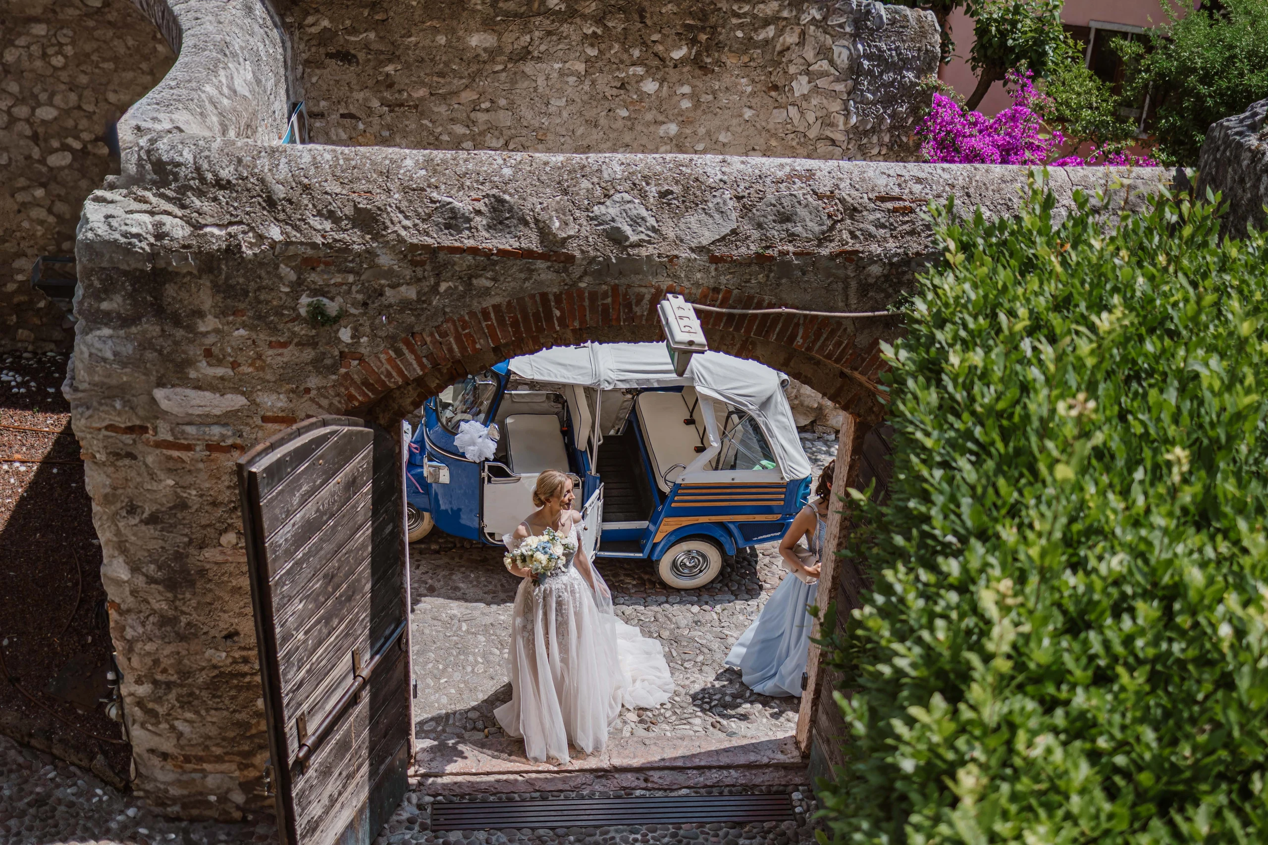Braut und Hochzeitstransport in einer historischen Altstadt am Gardasee