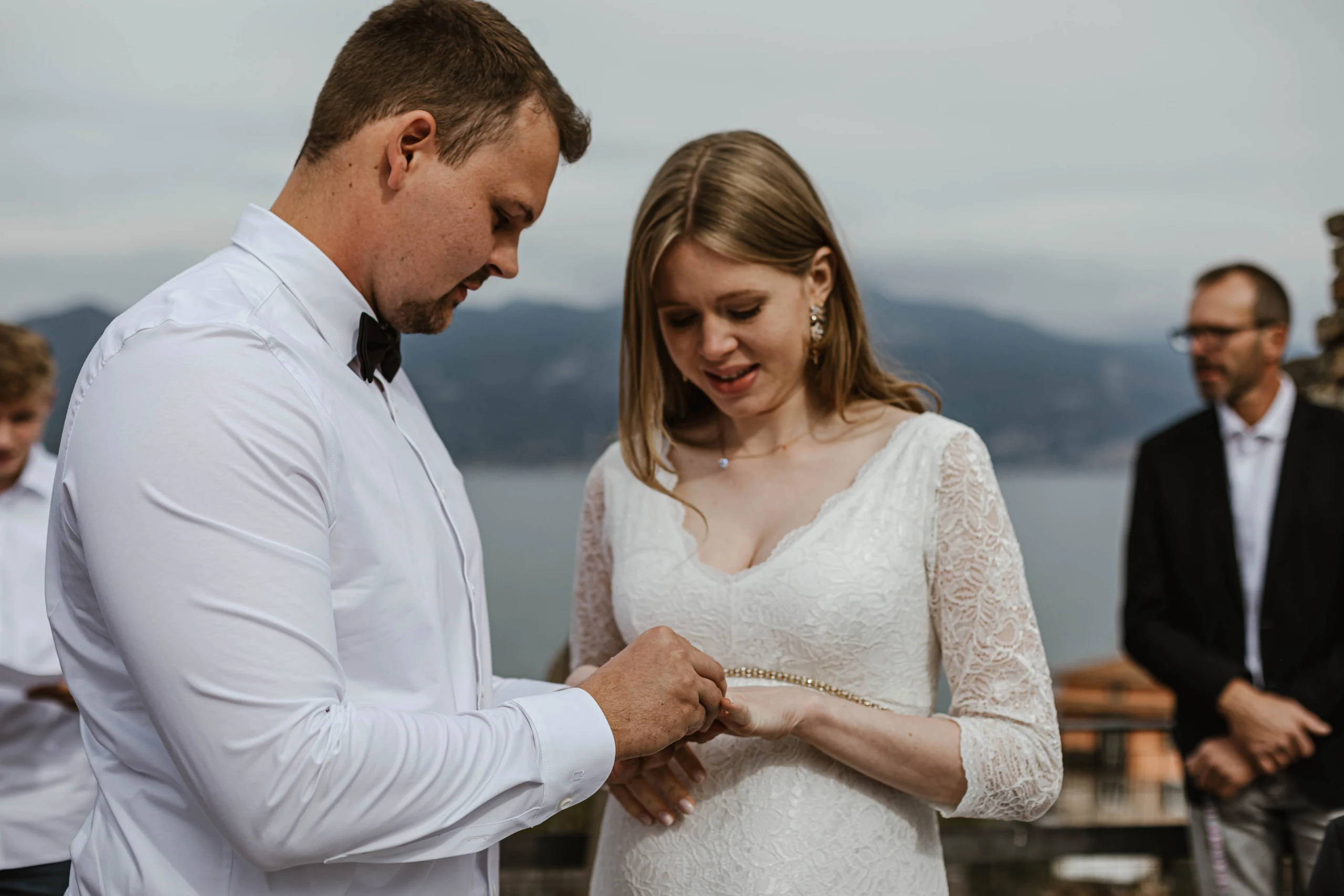 Brautpaar steckt sich bei einer intimen Trauung am Gardasee die Ringe an