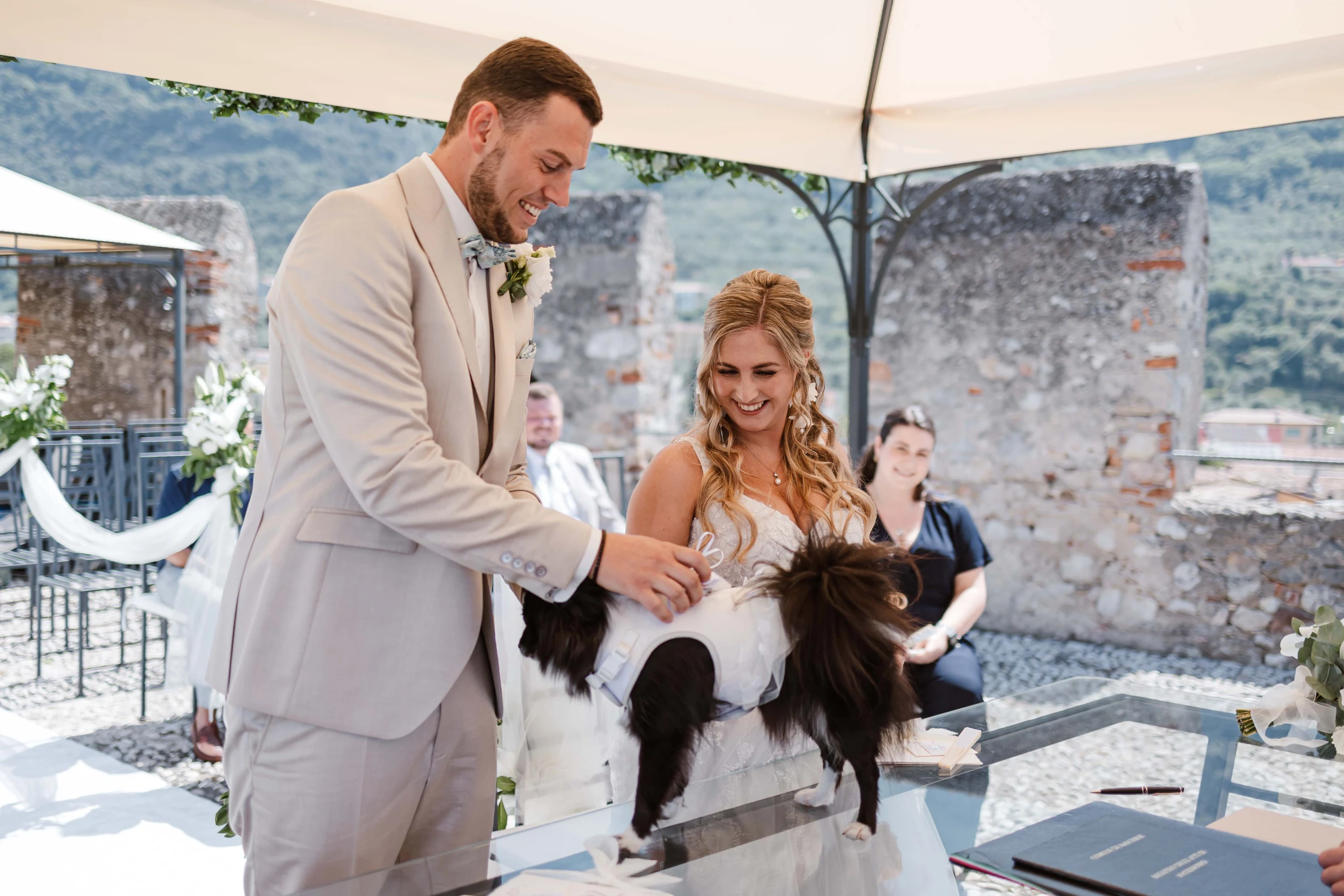Brautpaar bei einer standesamtlichen Hochzeit am Gardasee mit seinem Hund