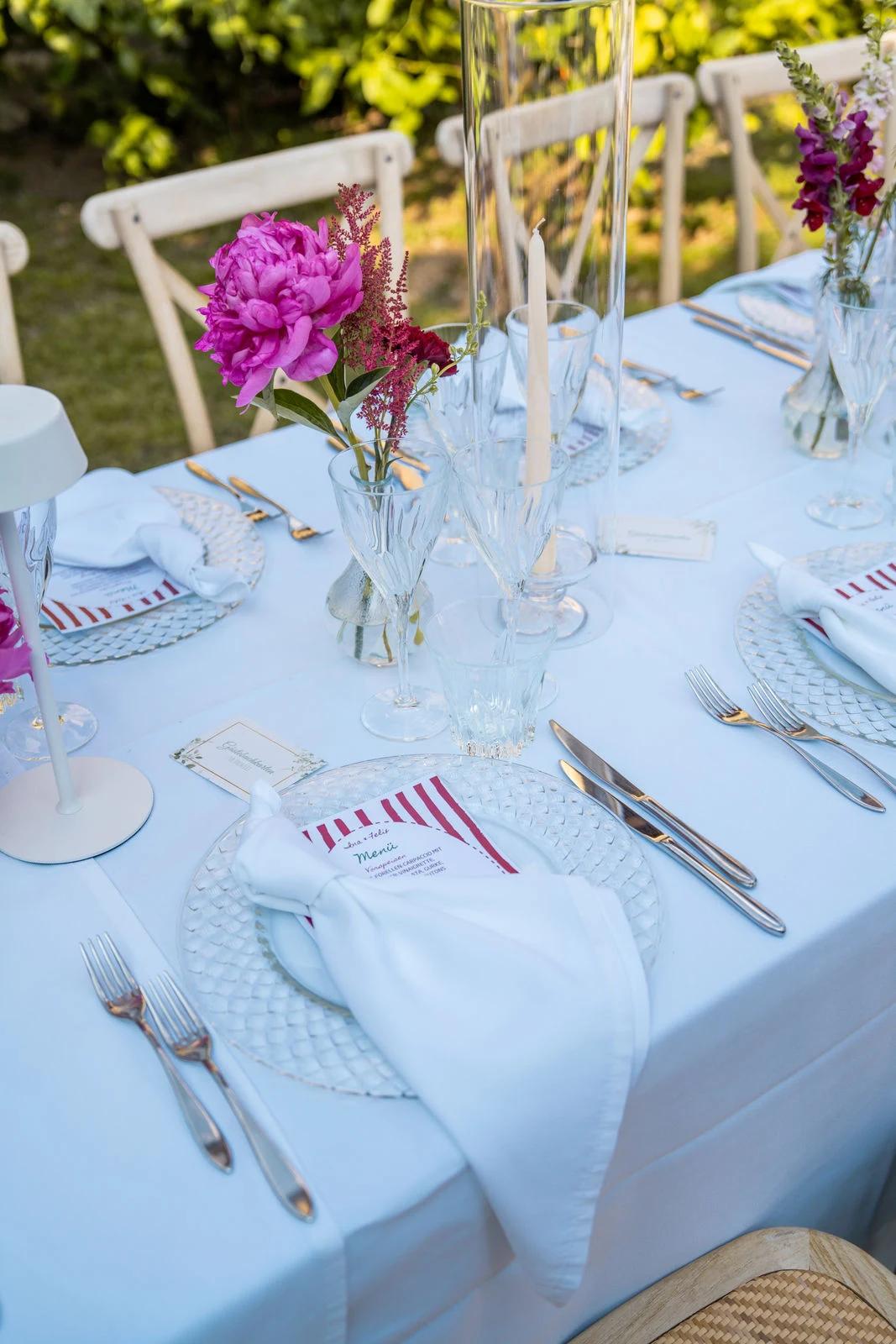 Tischdekoration mit Blumen und Menükarte bei einer Hochzeit am Gardasee
