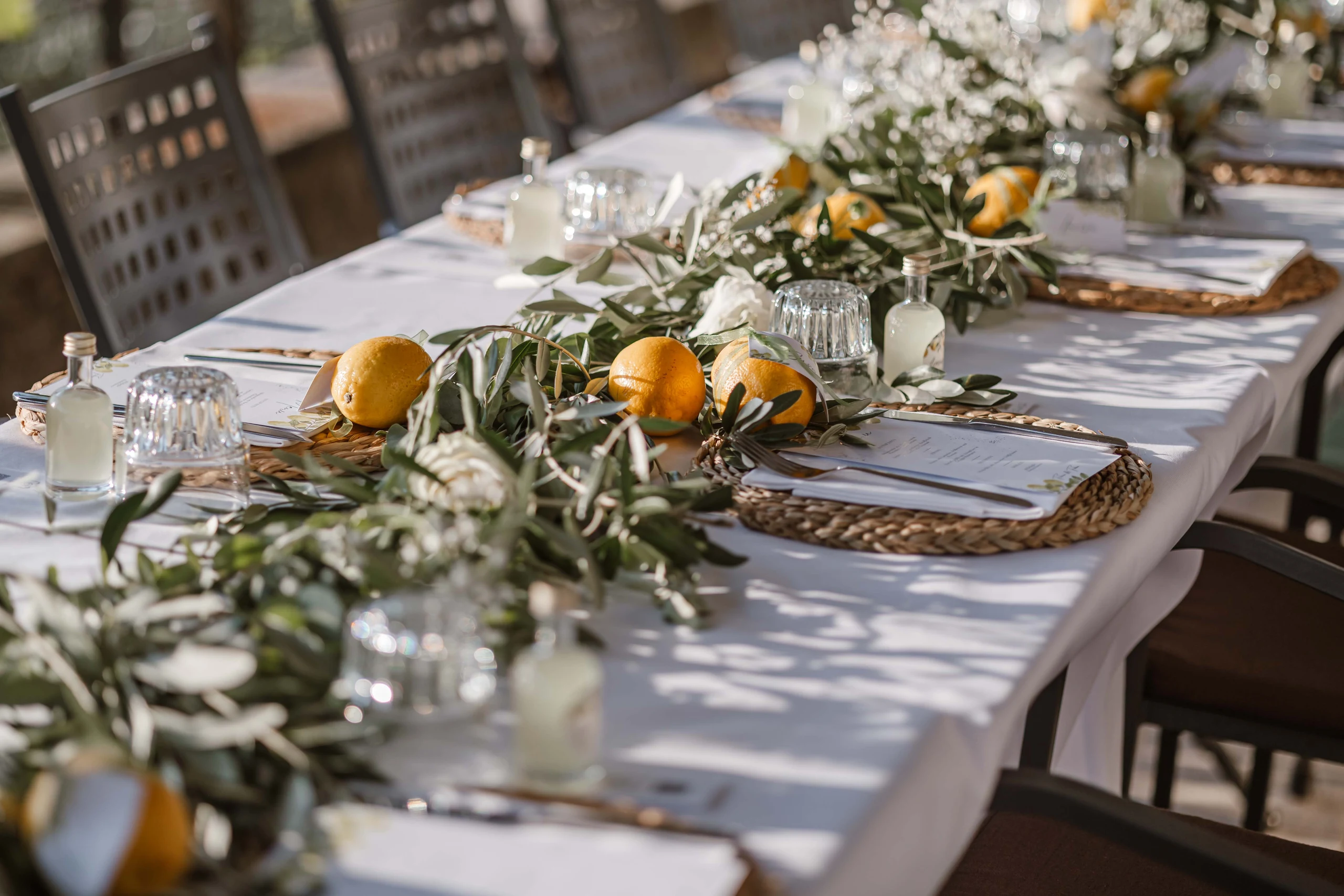 Mediterrane Tischdekoration mit Zitronen und Olivenzweigen bei einer Hochzeit am Gardasee