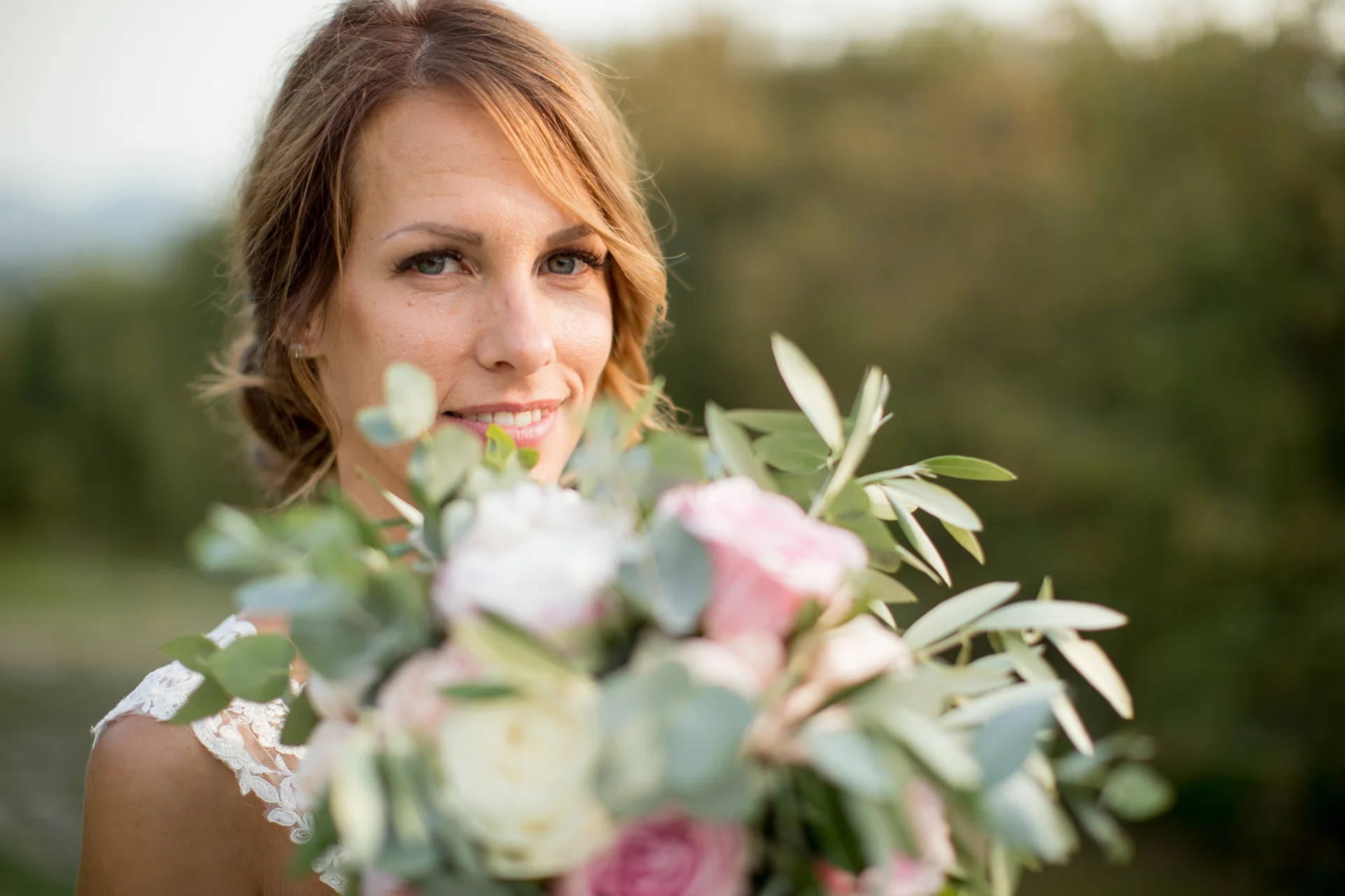 Braut mit Brautstrauß bei einer Hochzeit am Gardasee