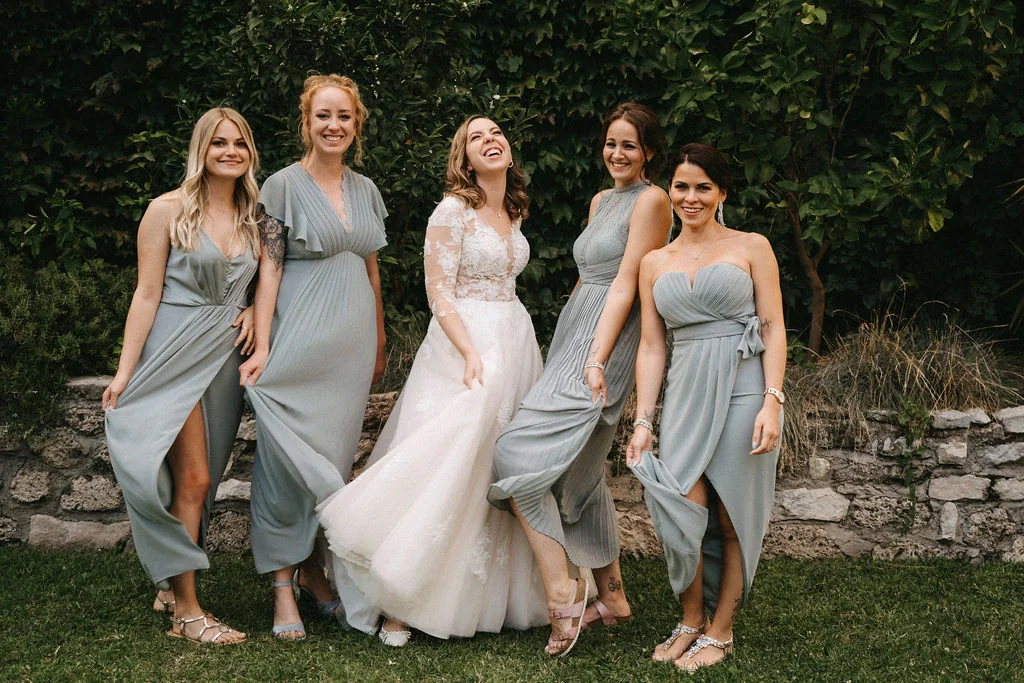 Lachende Braut mit ihren Brautjungfern bei einer Hochzeit am Gardasee